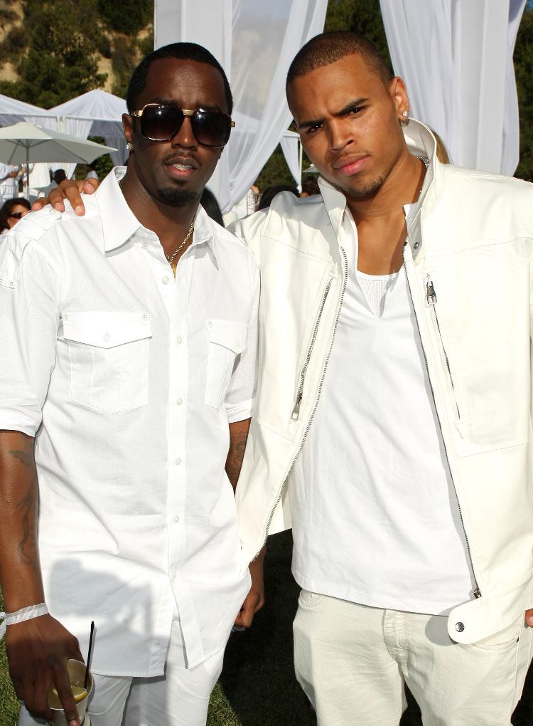 Diga-me com quem andas... P. Diddy recebe Chris Brown em uma de suas festas, em 2009