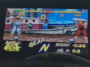 Street Fighter no carro? Painel customizado ganha imagens de game clássico