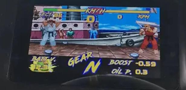 Street Fighter no carro? Painel customizado ganha imagens de game clássico