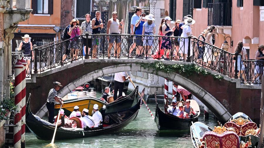 Turistas lotam Veneza Turistas lotam Veneza