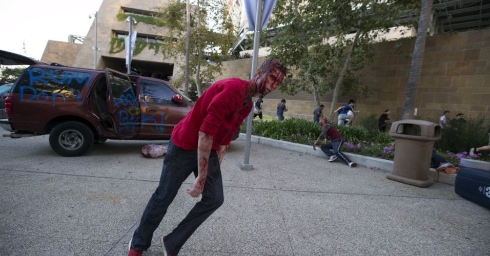 11.jul.2015 - Visitante da Comic-Con participa da Walking Dead Escape, experiência que simula um apocalipse zumbi semelhante ao da série, no Petco Park, em San Diego