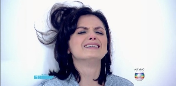 Monica Iozzi faz a clássica cena dramática de chorar e escorregar na parede, no programa "Vídeo Show"