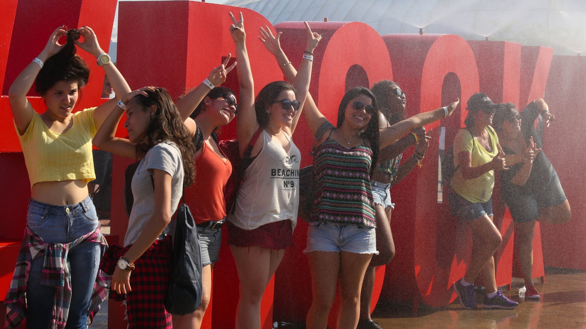 18.set.2015 - Com a temperatura batendo os 38º C e sensação térmica de 40º C, público que chega à Cidade do Rock, para curtir o primeiro dia de Rock in Rio, tenta se refrescar do jeito que pode e já aproveita para tirar foto - Marco Antônio Teixeira/UOL