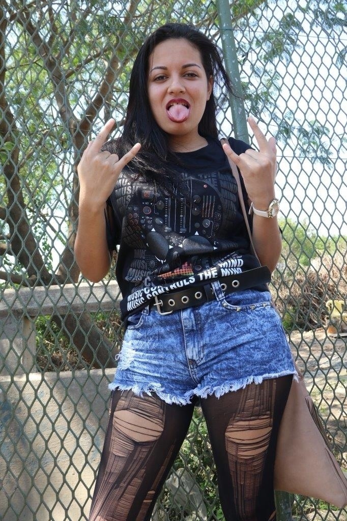 24.set.2015 - Bruna Caroline investiu no visual rock'n'roll e adotou meia-calça como modelito mesmo sob o sol escaldante no quarto dia de Rock in Rio - Zulmair Rocha/UOL