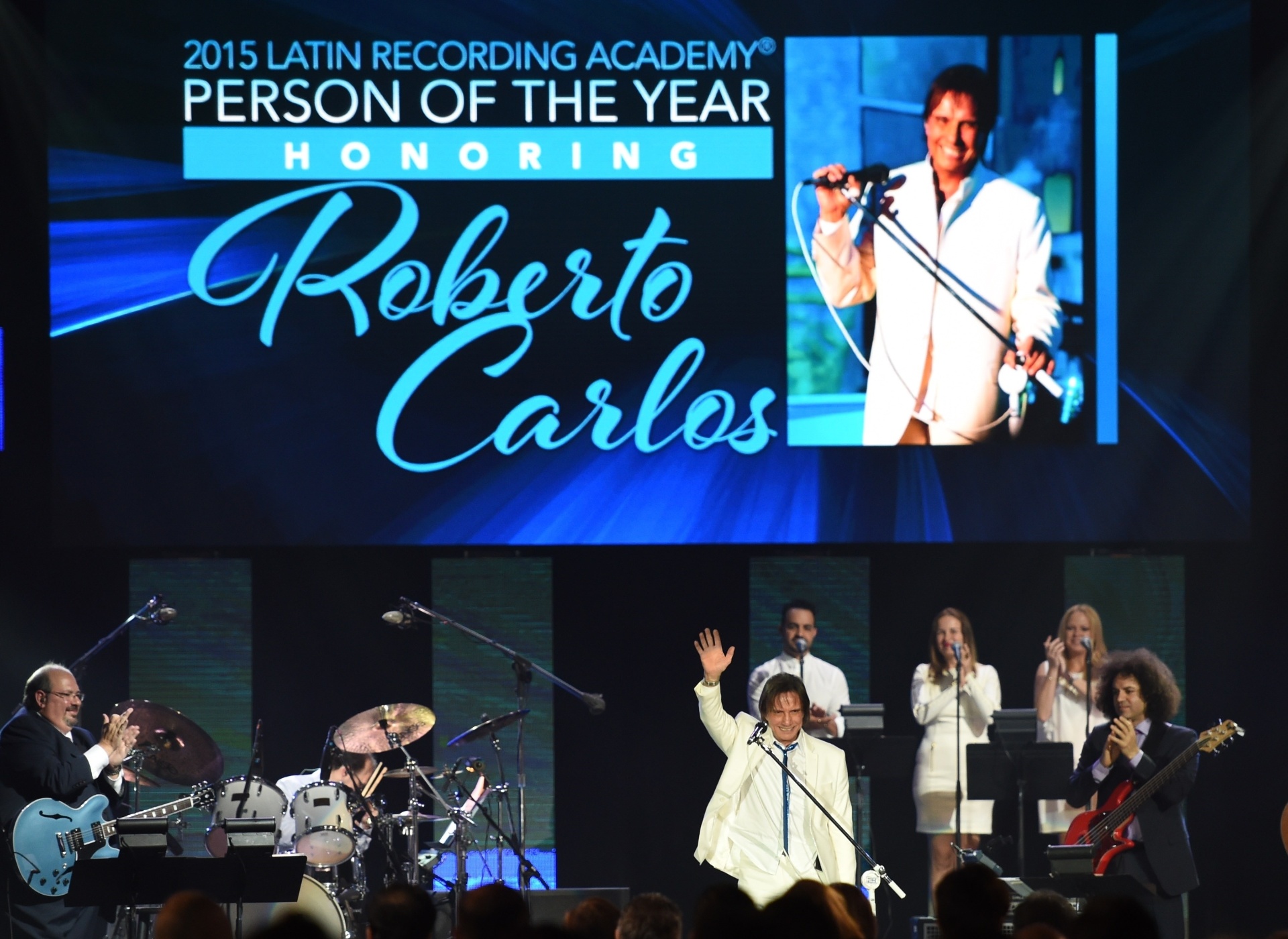18.nov.2015 - Na noite desta quarta-feira, Roberto Carlos recebeu o prêmio de personalidade do ano no Grammy Latino 2015. O cantor e compositor foi homenageado com um show repleto de estrelas e amigos - Mark Ralston /AFP Photo