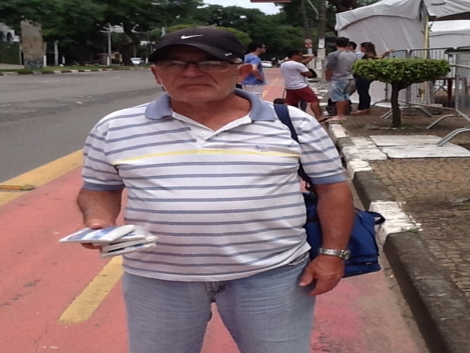 28.nov.2015 - Ambulantes vendem capas de chuva na porta do Brahma Valley Festival, no Jockey Club de São Paulo - Renata Nogueira/UOL
