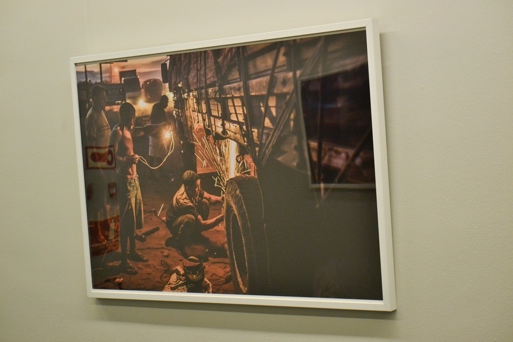 Imagens da exposição "Estradas dos Grãos", do brasileiro Ricardo Teles, que denuncia desperdício de alimentos nas estradas brasileiras - Divulgação