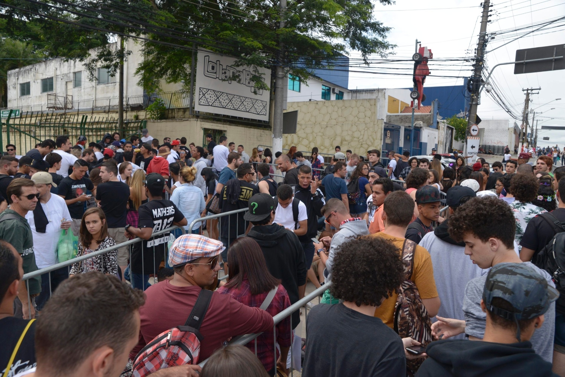 12.mar.2016 - Público aguarda na fila a abertura dos portões para o primeiro dia do Lollapalooza Brasil 2016 - Rafael Roncato/UOL