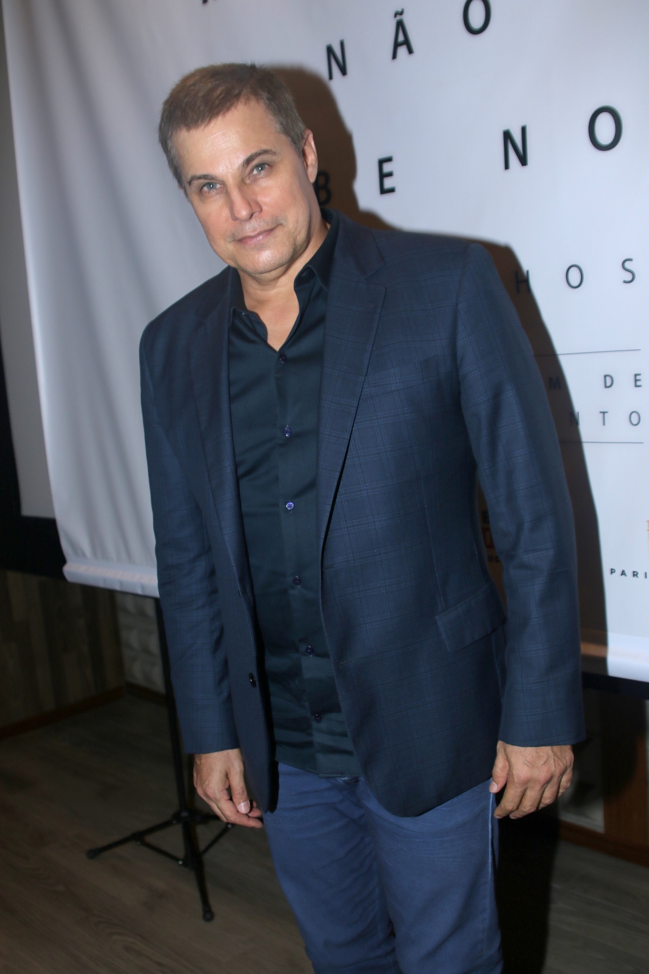 11.abr.2016-Edson Celulari aparece acima do peso na coletiva do filme "Teu mundo não cabe nos meus olhos", no Pacaembu, em São Paulo. O ator engordou 15 quilos para viver um pizzaiolo cego no longa - AgNews/Thiago Duran