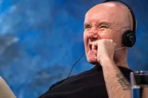 30.jun.2016 - Irvine Welsh durante mesa "Na pior em Nova York e Edimburgo" na Flip 2016, em Paraty - Keiny Andrade/Folhapress