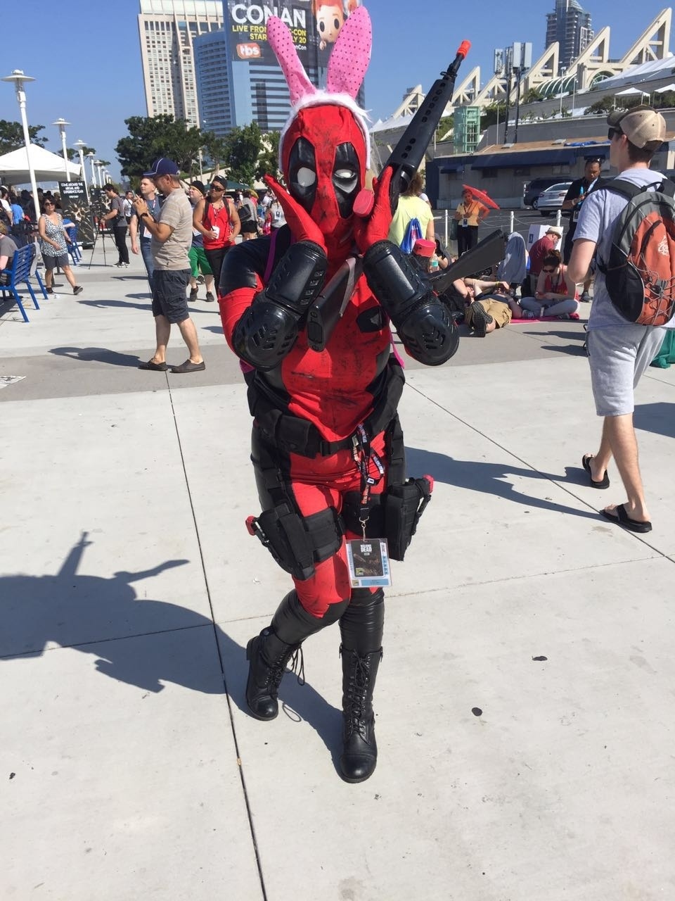 23.jul.2016 - Fã mostra o lado descontraído de Deadpool na fila para entrar na San Diego Comic-Con 2016 - Felipe Cruz/UOL