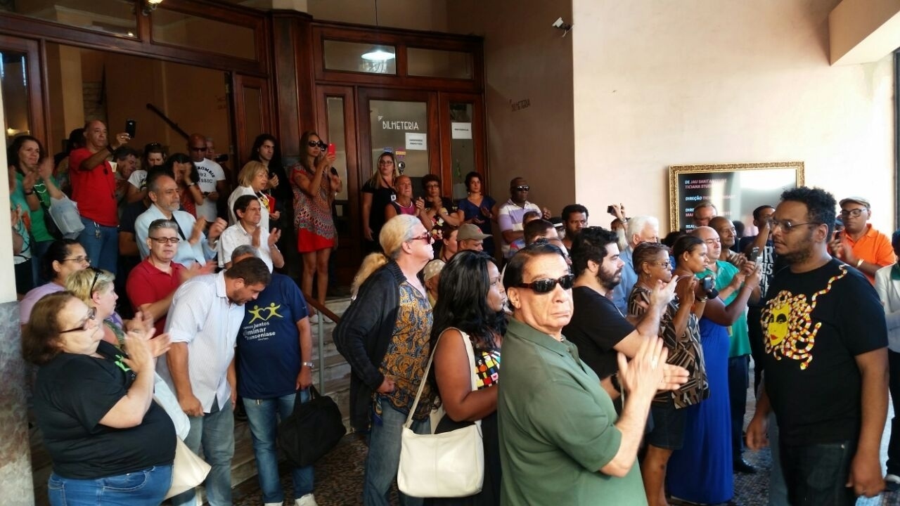 17.ago.2016 - Corpo de Elke Maravilha é levado do teatro Carlos Gomes, no centro do Rio, sob aplausos de amigos e fãs que participaram do velório - Ana Paula Bazolli