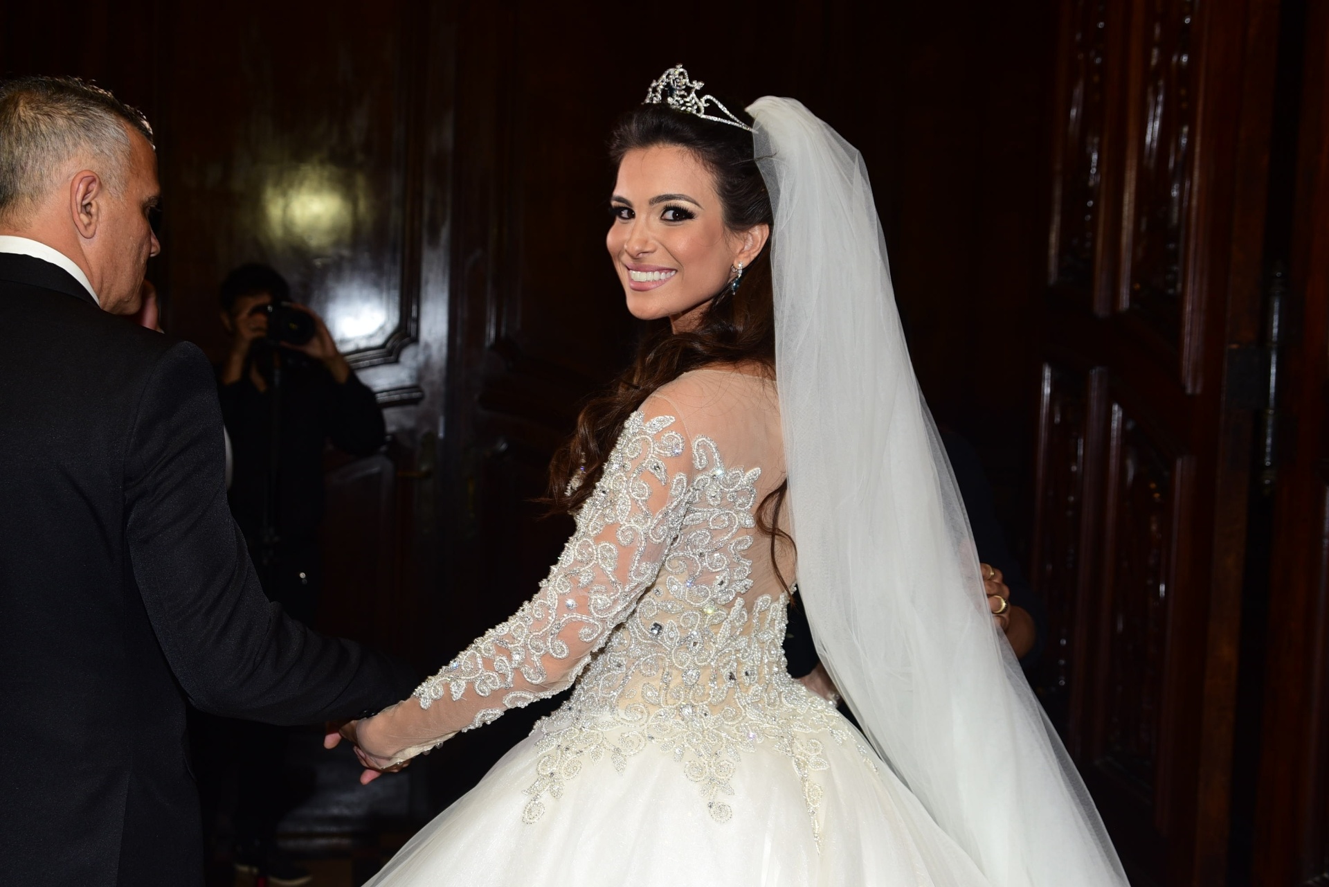 4.set.2016 - Ao lado do pai, a ex-BBB Kamilla Salgado se prepara para entrar na igreja para a cerimônia religiosa de casamento com Eliéser Ambrósio - Leo Franco/AgNews