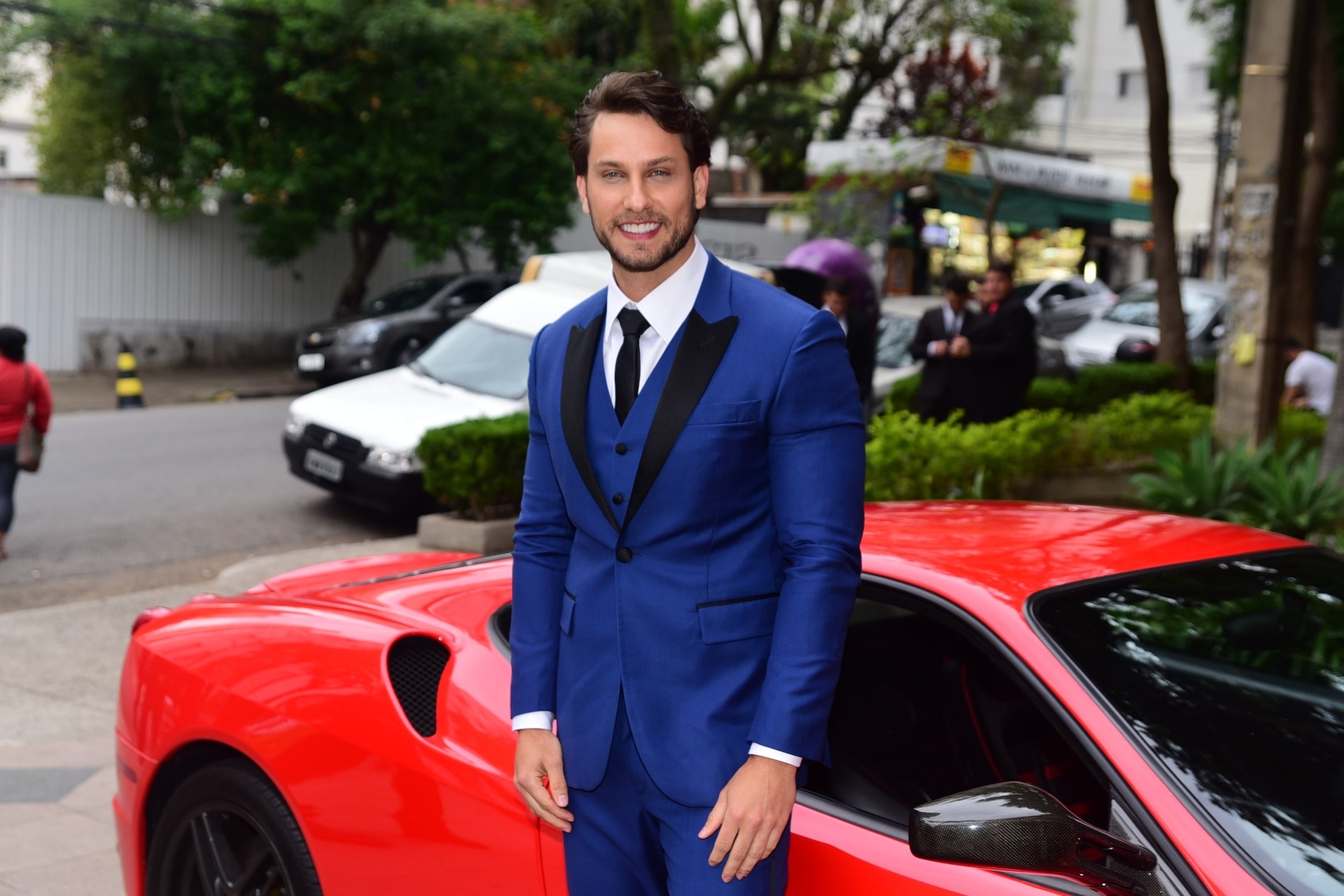 4.set.2016 - O ex-BBB Eliéser chega em uma Ferrari vermelha para seu casamento religioso com a também ex-BBB Kamilla Salgado. Os ex-BBBs já se casaram no civil há quase dois meses, no dia 16 de julho - Leo Franco/AgNews