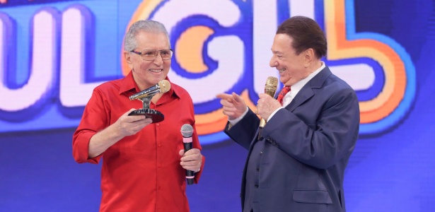 Carlos Alberto de Nóbrega recebe microfone de ouro das mãos de Raul Gil - Divulgação - Divulgação