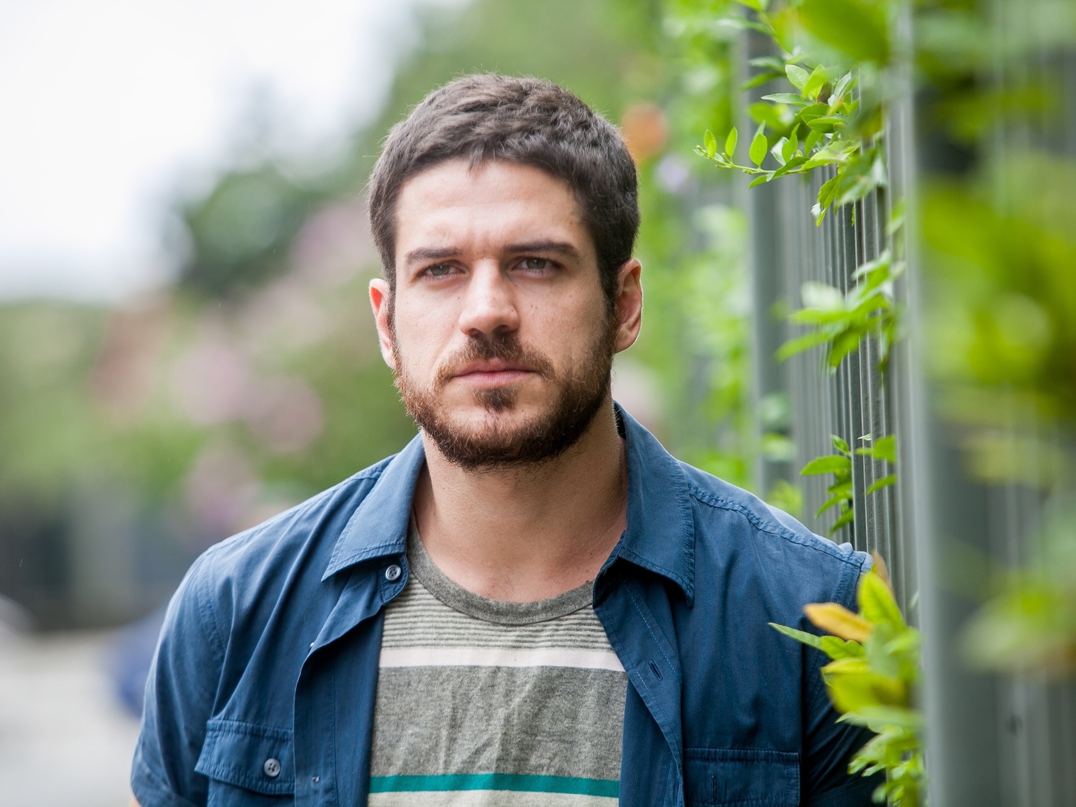 Marco Pigossi conta como virou espião inglês em série espanhola da Netflix