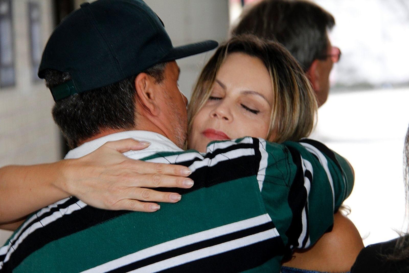 Familiares e amigos do cantor Jerry Adriani se despedem do artista nesta segunda-feira (24) no Cemitério do Caju, no Rio de Janeiro. O cantor morreu neste domingo (23) em decorrência de um câncer - Marcos Ferreira/Brazil News