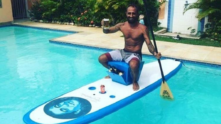 Igor Pitasi testa e brinda com sua nova prancha - Reprodução/Facebook - Reprodução/Facebook