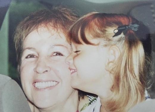 Xuxa dedicou sua homenagem tanto para sua mãe, dona Alda, quanto para a filha, Sasha. A apresentadora postou uma foto das duas juntas e, na legenda, escreveu: "Meus dois amores, por vcs eu sou um ser humano melhor... Amo amar vocês" - Reprodução/Instagram/xuxamenegheloficial