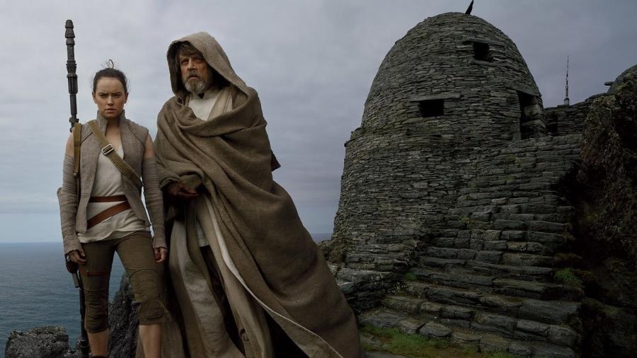 Daisy Ridley como Rey e Mark Hamill como Luke Skywalker posam na Irlanda - Reprodução/Vanity Fair