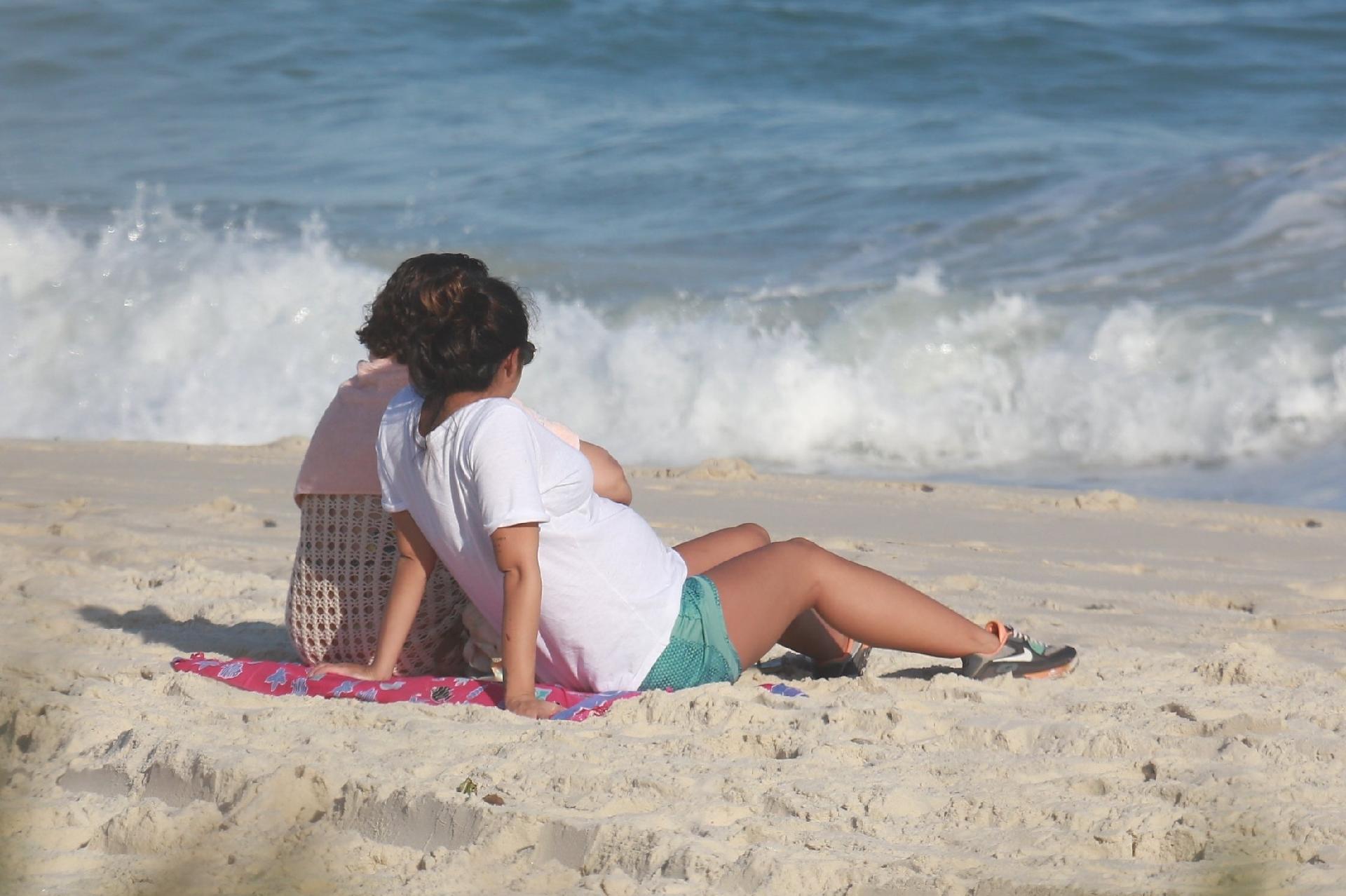 Depois da caminhada no calçadão da praia da Barra da Tijuca, na Zona Oeste do Rio, a atriz aproveitou o sol fraco para sentar na areia e descansar do exercício - Dilson Silva/AgNews