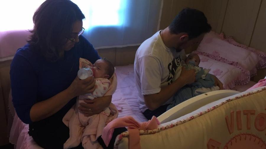 Angela Sousa mostrou nas redes sociais a primeira mamadeira dos netos Anna e Asaph em casa - Reprodução/Facebook