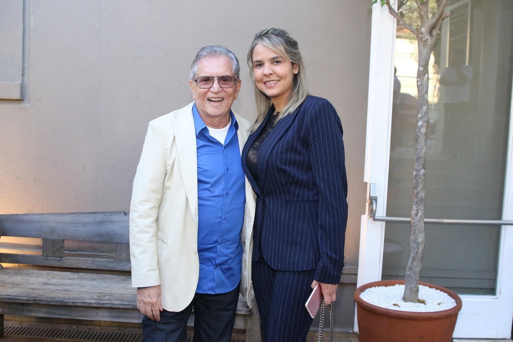 Carlos Alberto de Nóbrega, apresentador da "Praça é Nossa", chega com a namorada ao aniversário das filhas de Rodrigo Faro e Vera Viel - Thiago Duran/AgNews