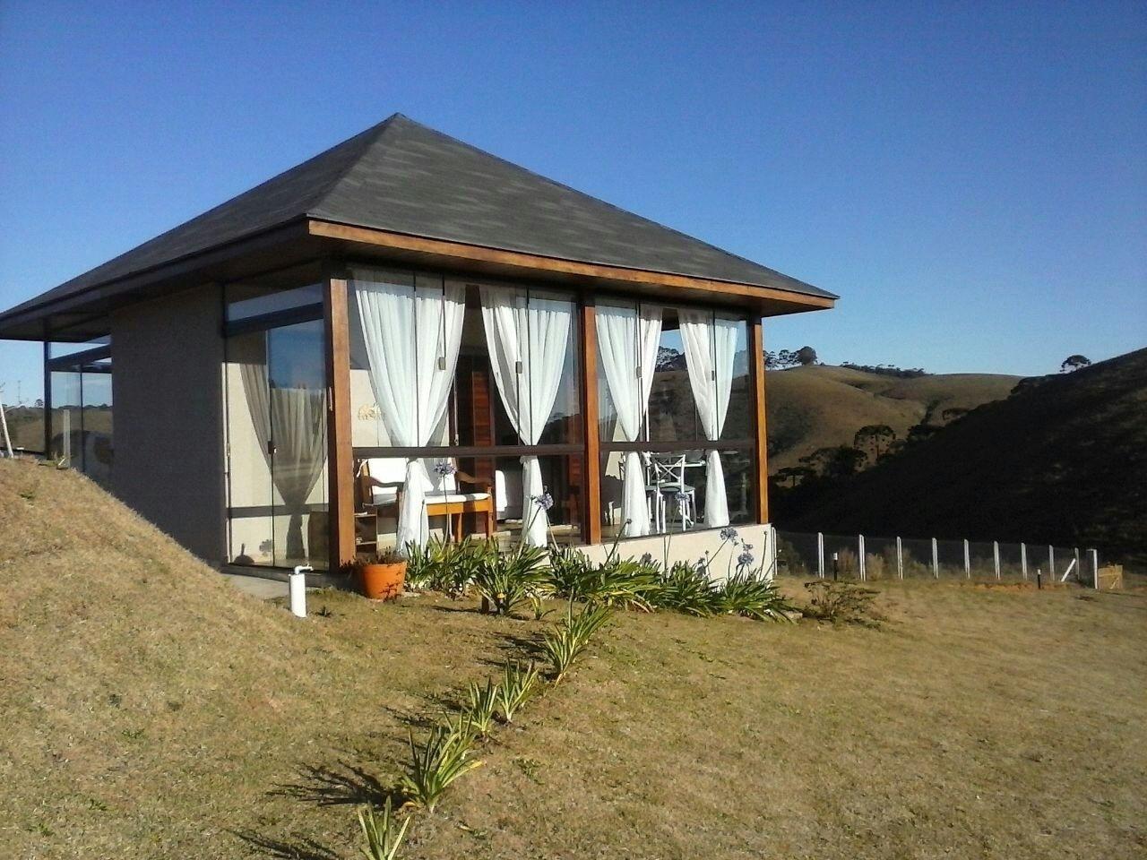 Em quinto lugar na lista está um refúgio perfeito para aqueles que buscam tranquilidade. Com apenas uma suíte, este chalé fica no alto de uma montanha, em meio a um loteamento residencial. Localizada a 5km do centro turístico da cidade, essa casinha charmosa conta até com lençóis térmicos, para manter o casal quentinho nos dias mais frios.  - Divulgação/Airbnb