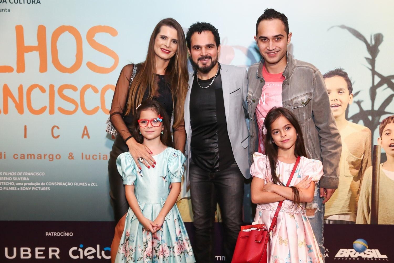 Os irmãos Zezé Di Camargo e Luciano reuniram nesta segunda-feira (2) amigos e familiares para a pré-estreia de "2 Filhos de Francisco - O Musical", no teatro Cetip, no complexo Tomie Ohtake, em São Paulo - Marcos Ribas/Brazil News
