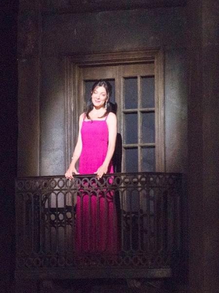 Ana Paula Padrão no balcão do cenário do espetáculo "Les Misérables" - Carlos Reinis/ Band - Carlos Reinis/ Band