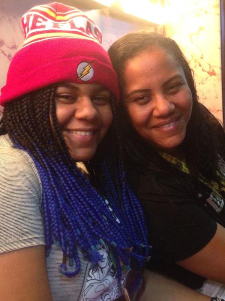 Carol Ferreira (à esq.) e a mãe - Rodolfo Vicentini/UOL - Rodolfo Vicentini/UOL