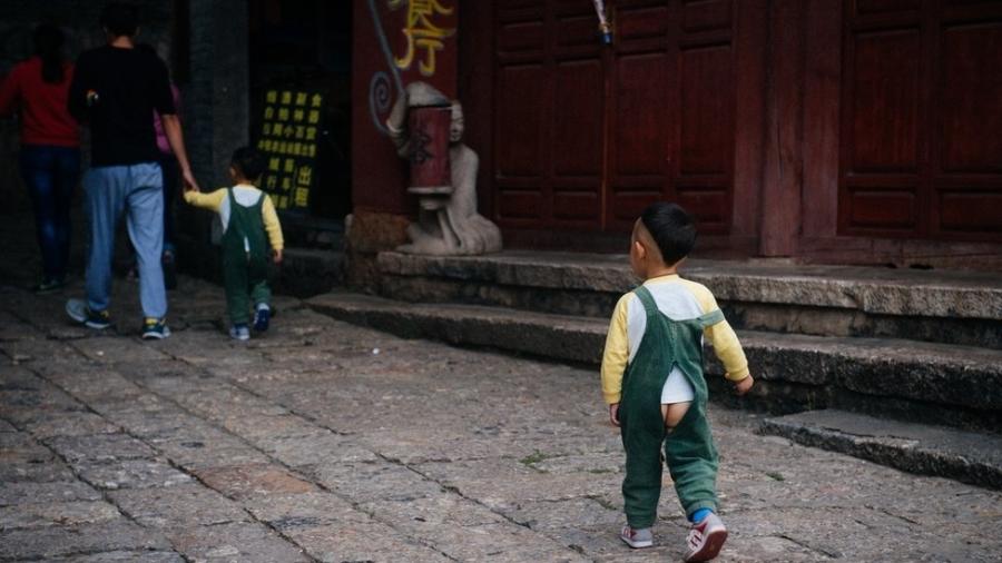 Calça aberta para crianças na China perde espaço para fraldas e gera debate - Bruno Maestrini