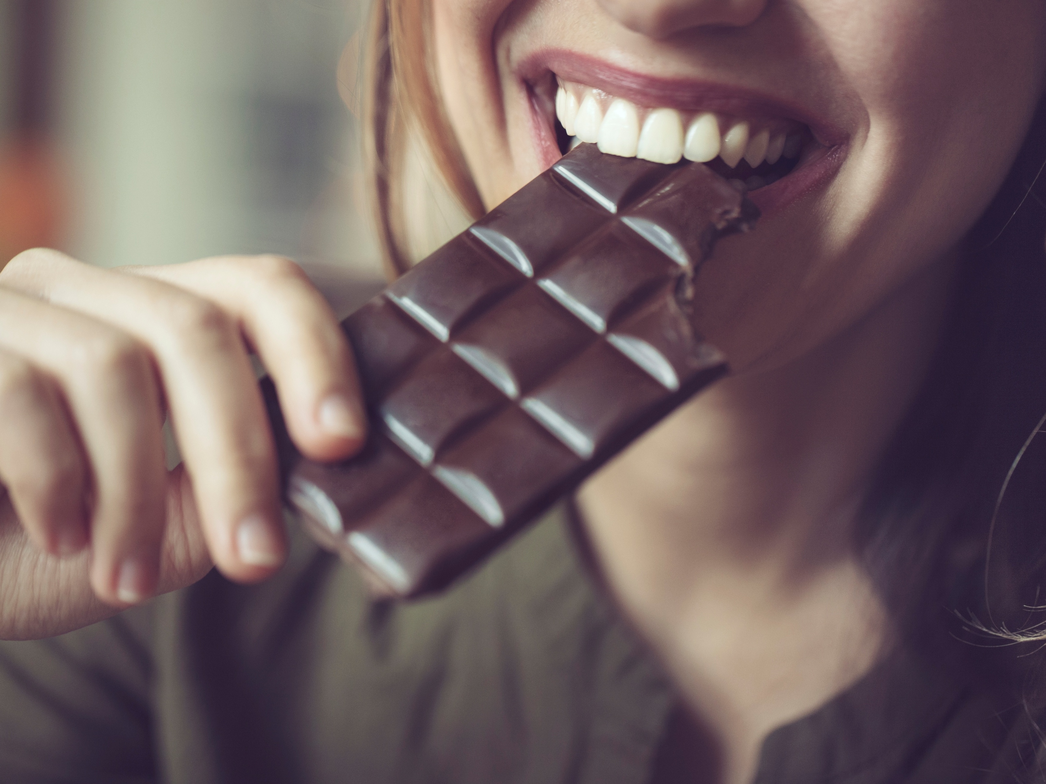 Por que mulheres têm mais vontade de comer chocolate quando vão menstruar?  - 16/01/2018 - UOL VivaBem