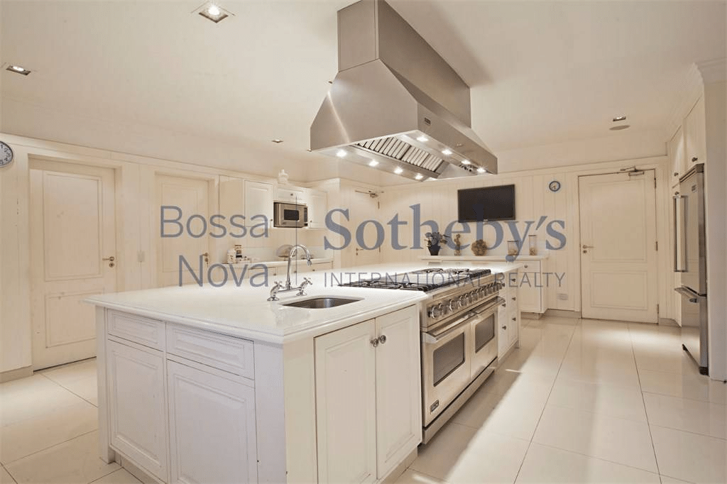 Cozinha do tríplex de Luciana Gimenez, que tem sete suítes e 2 mil metros quadrados de área - Divulgação/Sotheby's