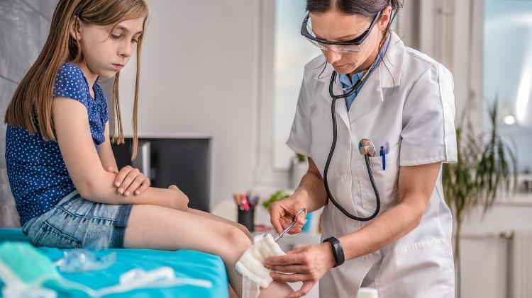 menina, hospital, machucado, médico - iStock - iStock