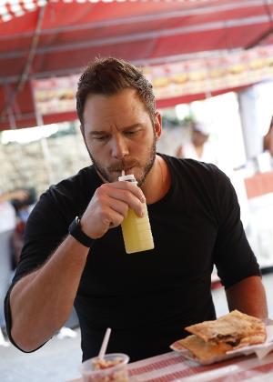 Chris Pratt tomando caldo de cana em sP - Divulgação - Divulgação
