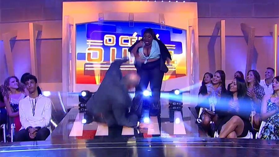 Marcelo de Carvalho "cai" no palco e deixa Jojo Todynho de boca aberta - Reprodução/RedeTV!