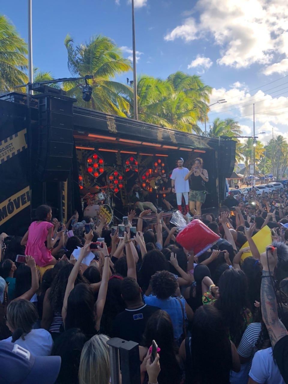 Multidão acompanha show surpresa de Luan Santana na orla de praia de Maceió - Divulgação