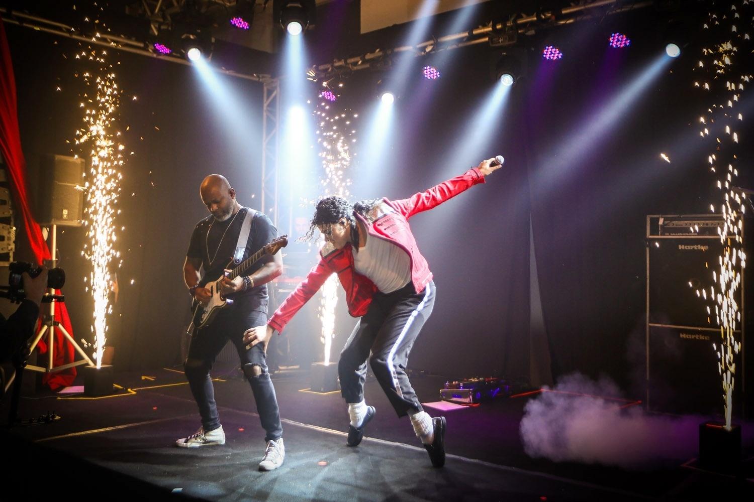 Rodrigo Teaser, sósia de Michael Jackson, se apresenta na festa de Henry, filho de Simone e Kaká Diniz - Guirlanda Lima/Brazil News