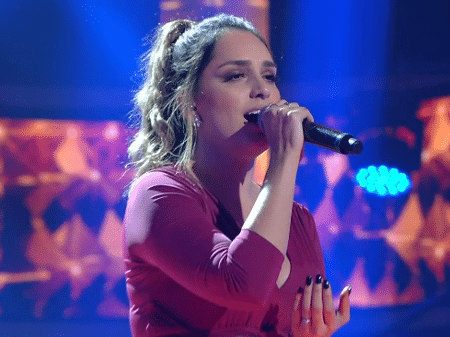 A cantora Laís Yasmin se apresenta no "The Voice Brasil" - Reprodução/TV Globo