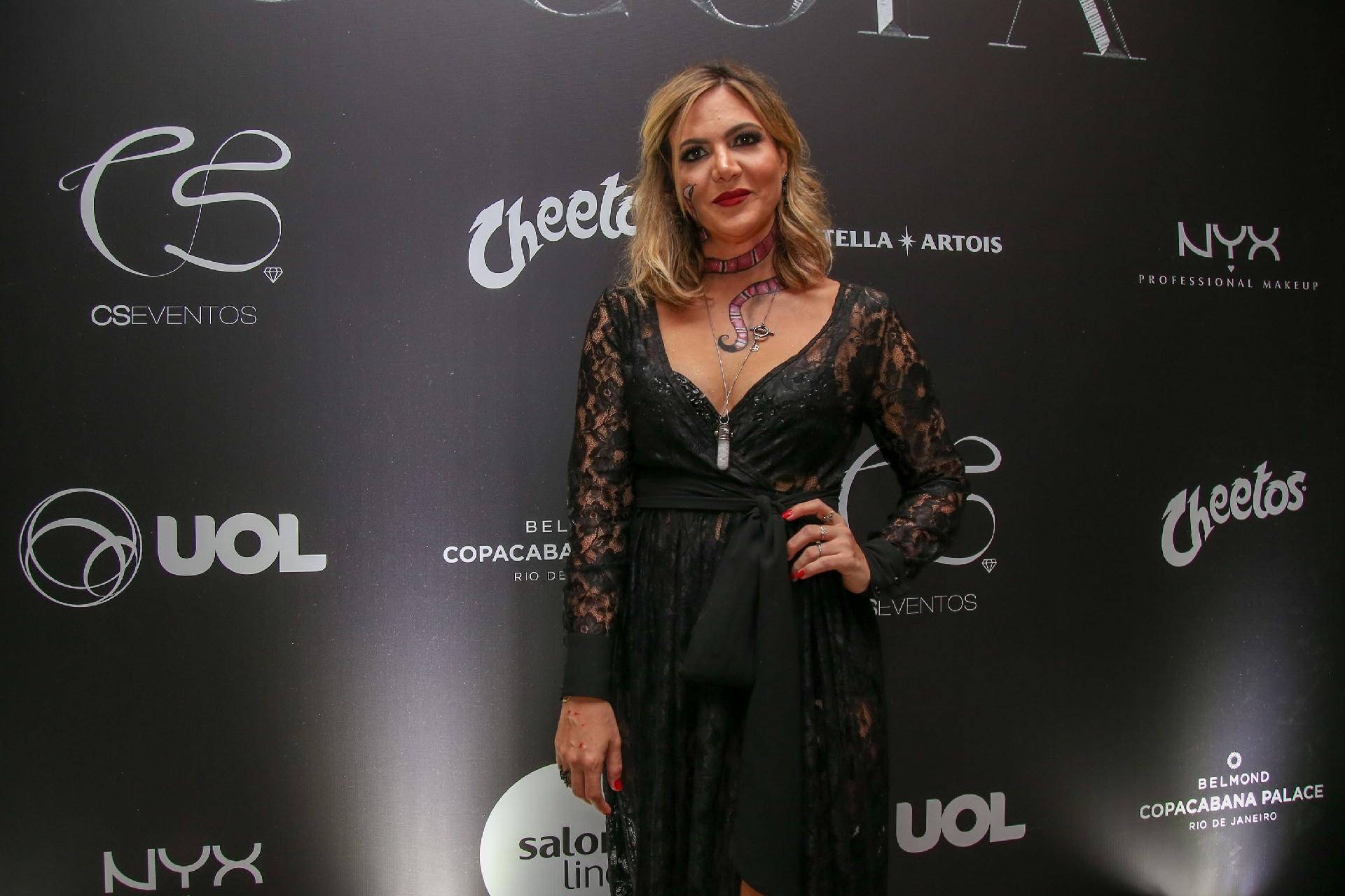 Carol Sampaio, promoter e organizadora do Baile de Halloween do Copacabana Palace, foi vestida de encantadora de cobras - Julio Cesar Guimaraes/UOL