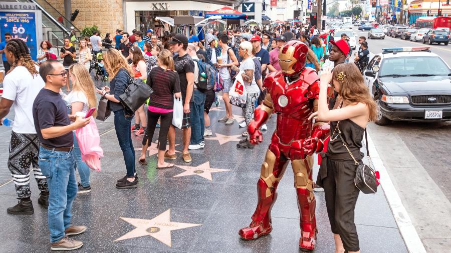 Turistas na Calçada da Fama, em Hollywood - Getty Images