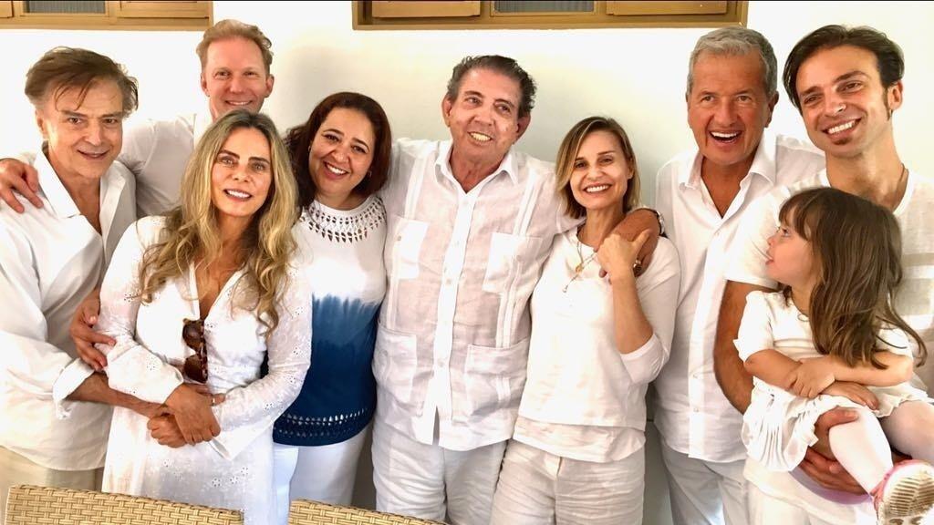 João de Deus entre familiares, Paula Burlamaqui, Bruna Lombardi, Carlos Alberto Riccelli e o fotógrafo Mario Testino - Reprodução/Instagram