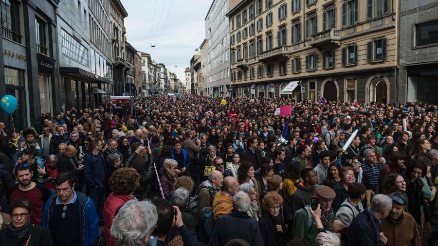 Mais de 150 mil pessoas se reuniram pelas ruas de Milão em marchas anti-racismo.  - Getty Images