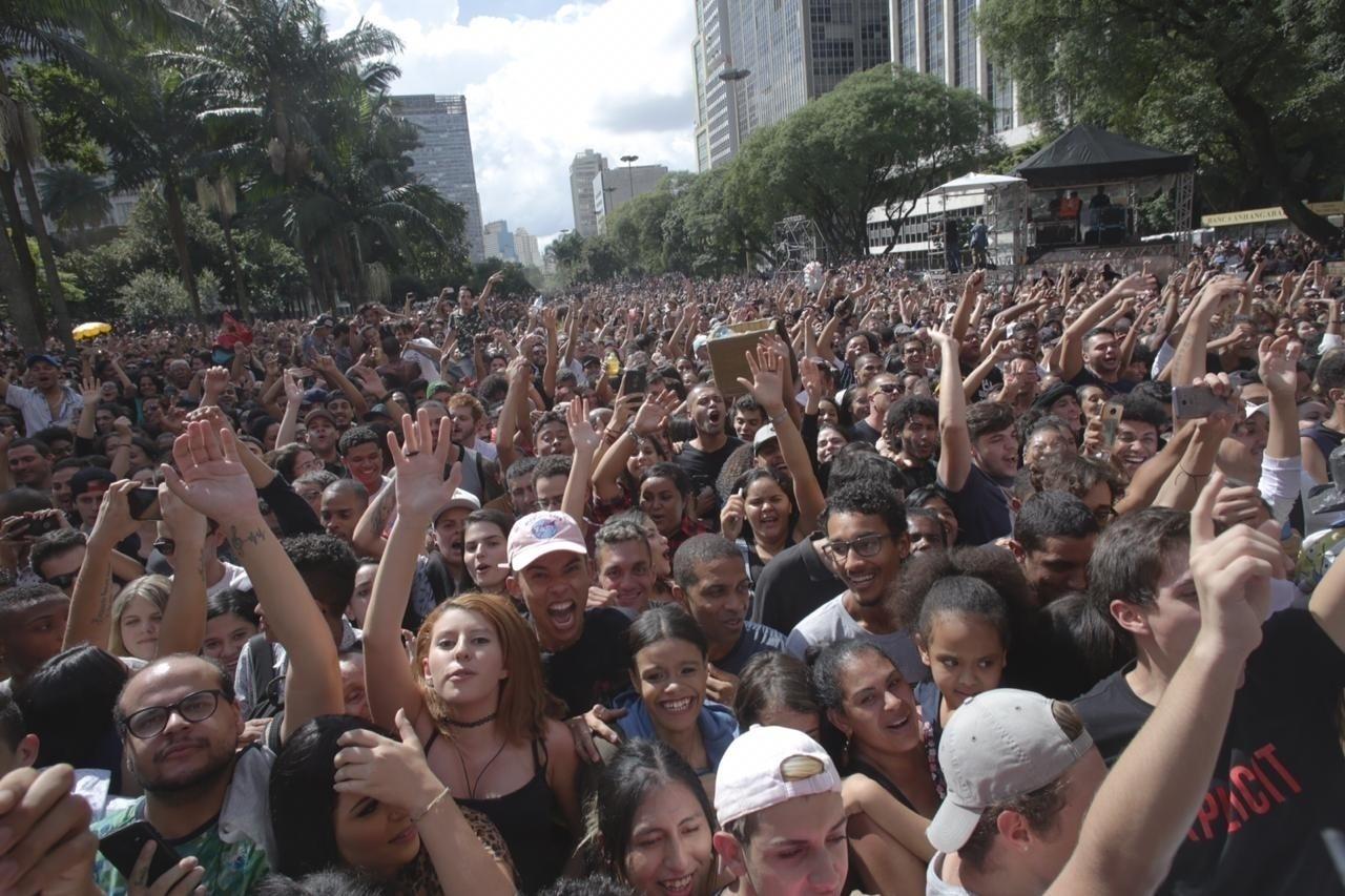 Público esquentou sob o sol do meio-dia para ver Anita na Virada - Diego Padgurschi/UOL