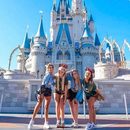As ex-BBBs Paula, Hariany, Isabella e Carol Peixinho foram juntas pra Disney - Reprodução/Twitter
