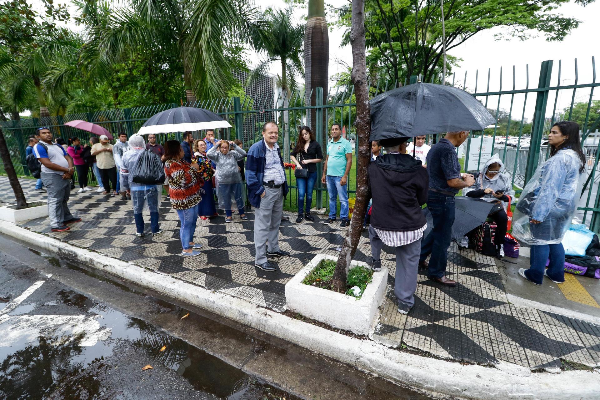 Fãs enfrentaram chuva na entrada da Alesp, onde formaram fila para participar do velório de Gugu Liberato - ALOISIO MAURICIO/FOTOARENA/ESTADÃO CONTEÚDO