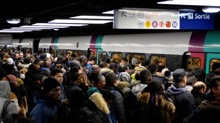 09.12.2019 - Plataforma da estação Chatelet-les Halles, em Paris durante a greve de transportes na França - Aurore Mesenge/AFP