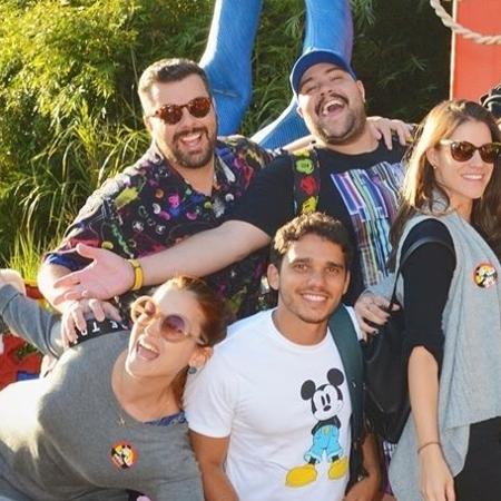 Tiago Abravanel já exibiu o marido em fotos em suas redes sociais. Fernando Poli é o rapaz da esquerda - Reprodução/Instagram