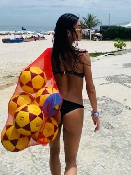 Thaila Ayala passeia na praia com bolas de futebol - REPRODUÇÃO/INSTAGRAM